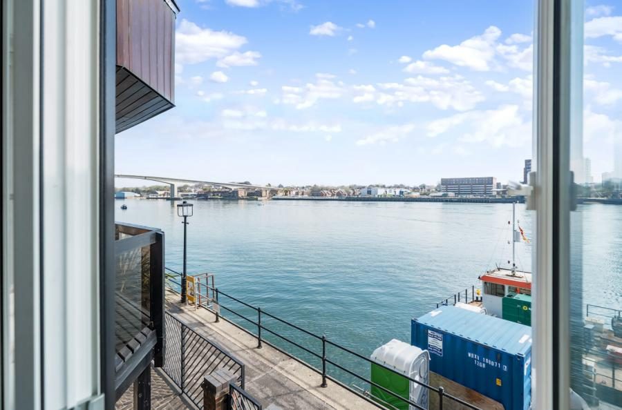 Terraced townhouse with a mooring, Southampton