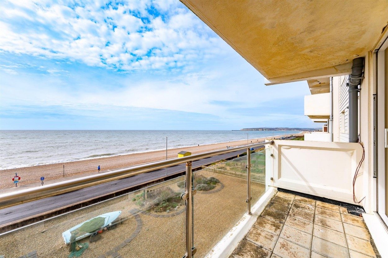 Seaford: chain free waterfront apartment