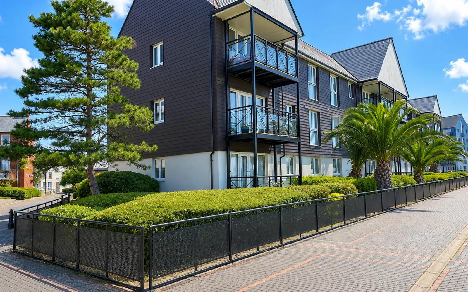 Littlehampton: chain free waterfront apartment