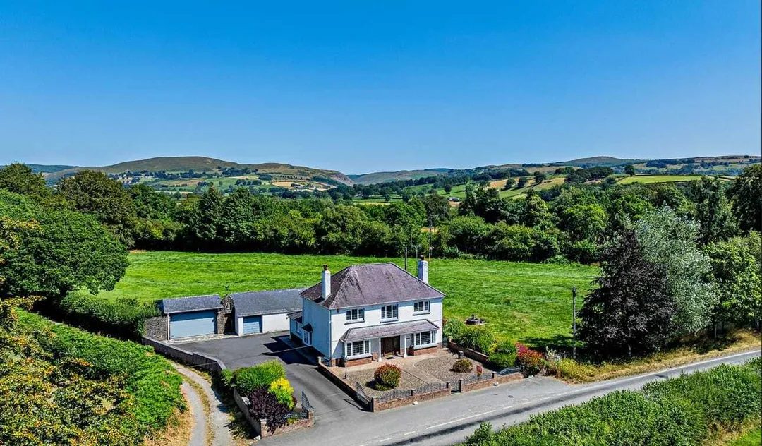 Tregaron: chain free detached house