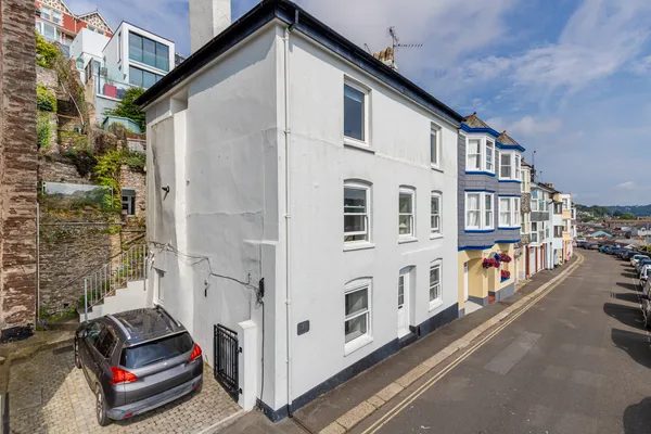 Period waterfront apartment in Dartmouth
