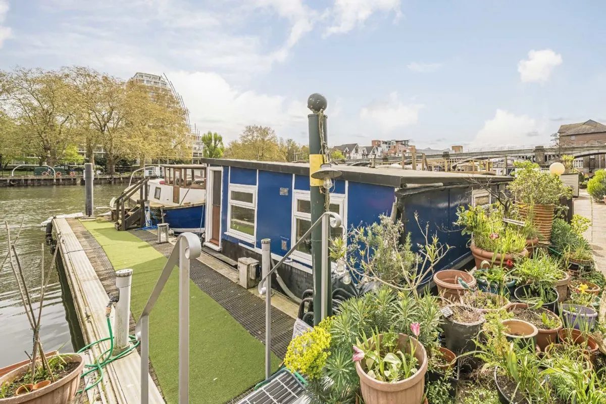 Chain free houseboat, Hampton Wick