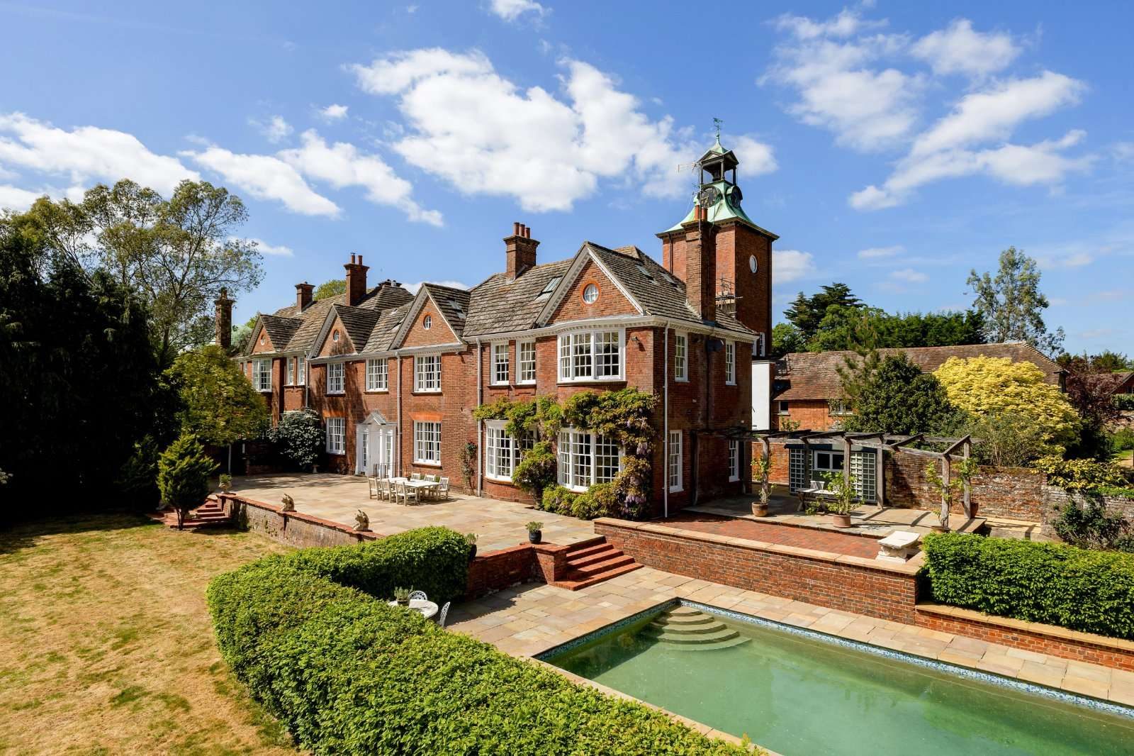Billingshurst: country house with a pool