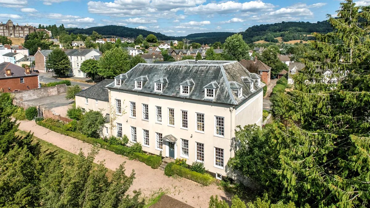 Grade II* listed mansion in Monmouthshire NP25.