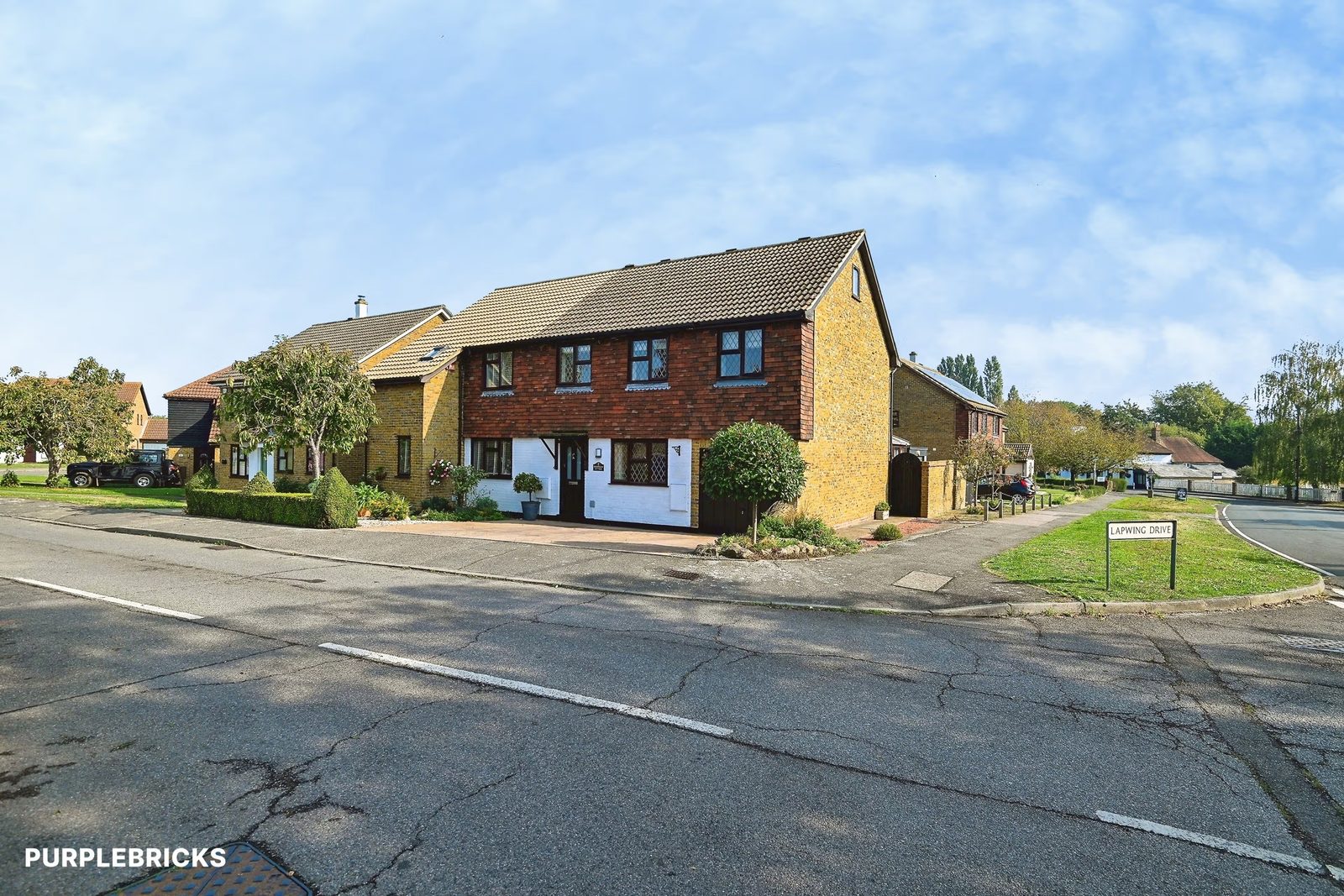 4 bedroom semi-detached houseLapwing Drive, Sittingbourne, ME9 7DZ