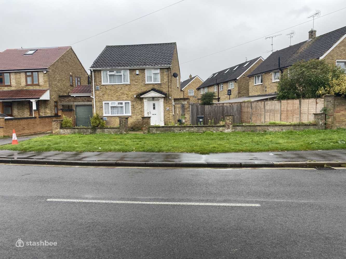 Parking Space to Rent in Feltham, TW14