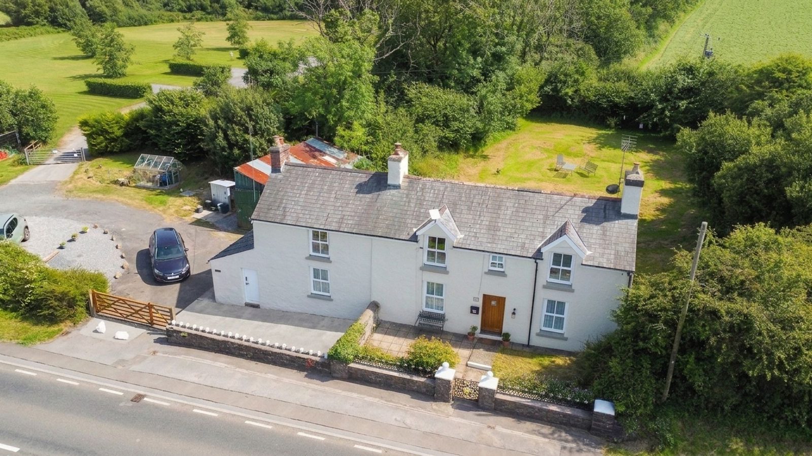 Smallholding with paddocks in Kilgetty