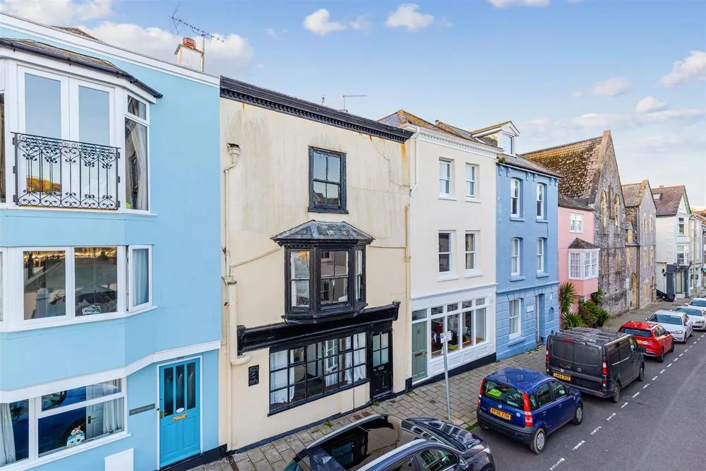 Dartmouth: grade II listed waterfront apartment
