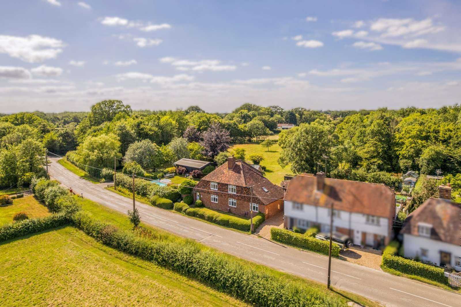 Cottage with a pool in Ashford