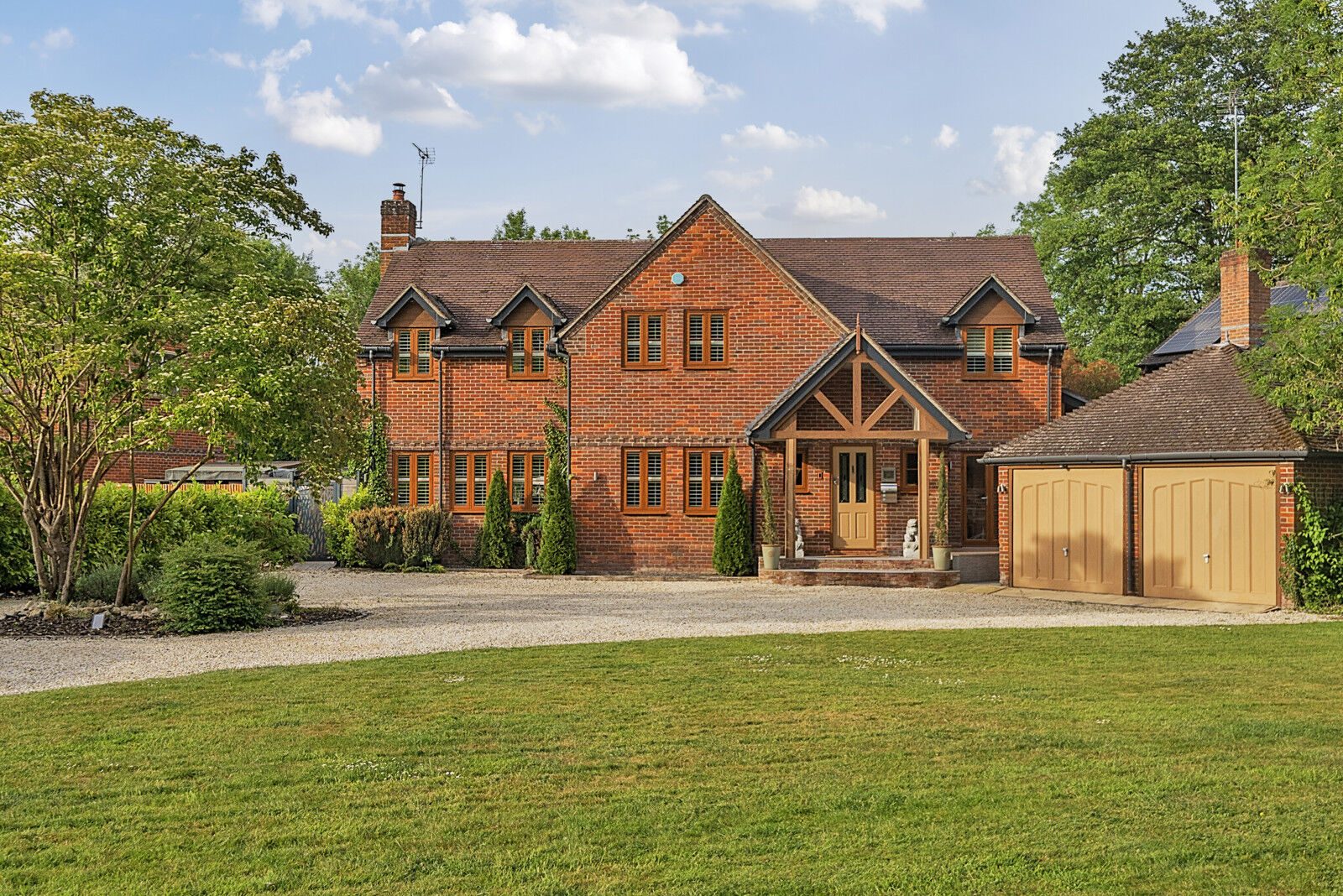 Chain free waterfront house, Burghfield