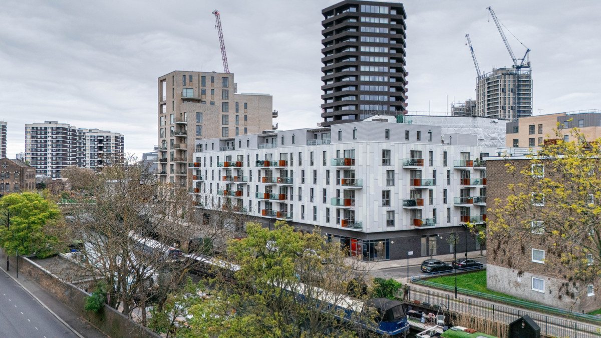 Hoxton: chain free waterfront apartment