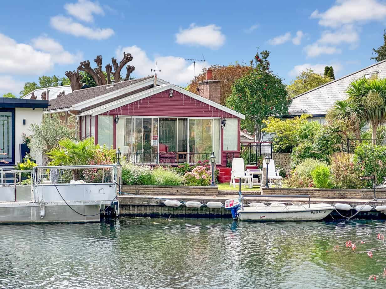 Pharaohs Island, Shepperton