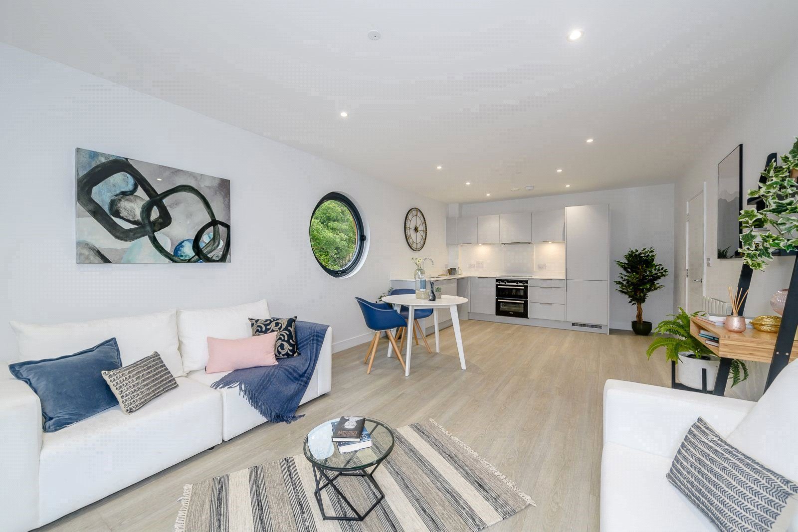 Woolacombe: waterfront apartment with a pool