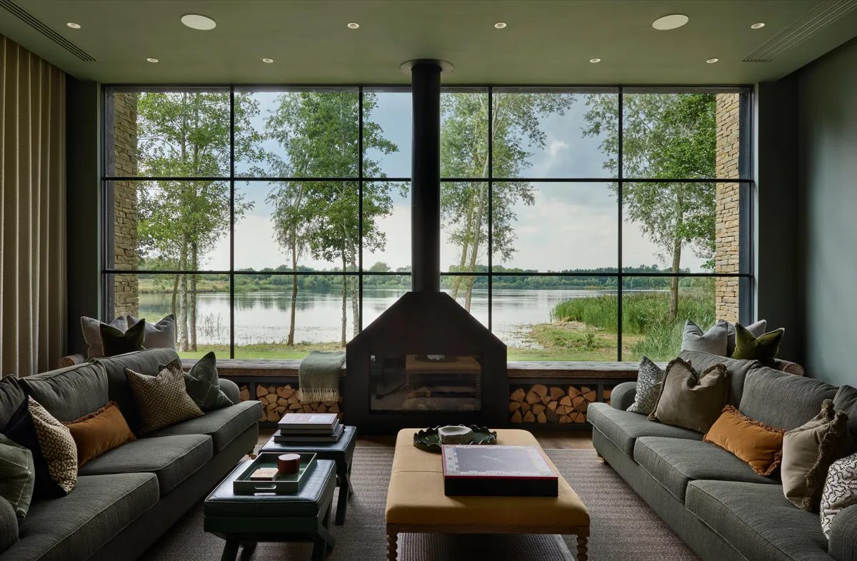 Waterfront house with a pool in Gloucestershire GL7