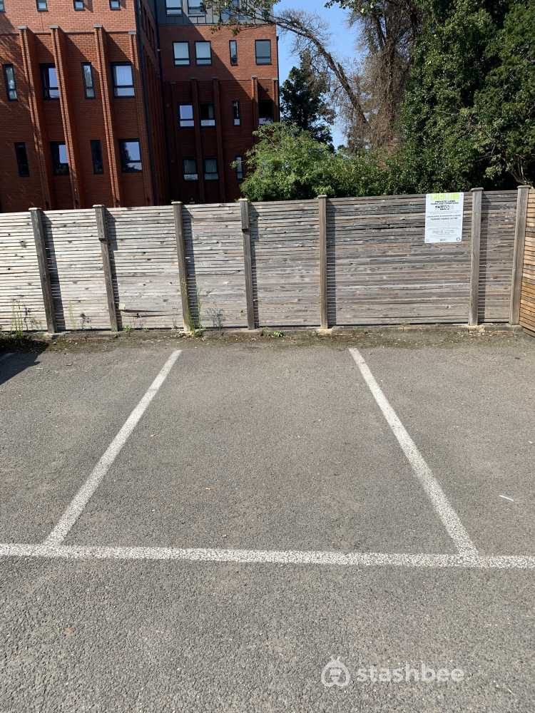 Parking Space to Rent in Feltham, TW13