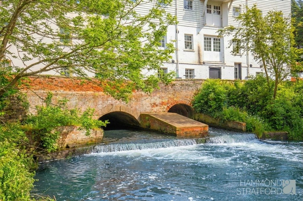 Grade II listed waterfront apartment in Lamas