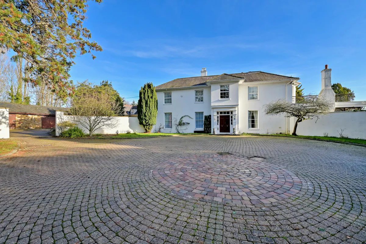 Buckinghamshire SL0: apartment with outbuildings