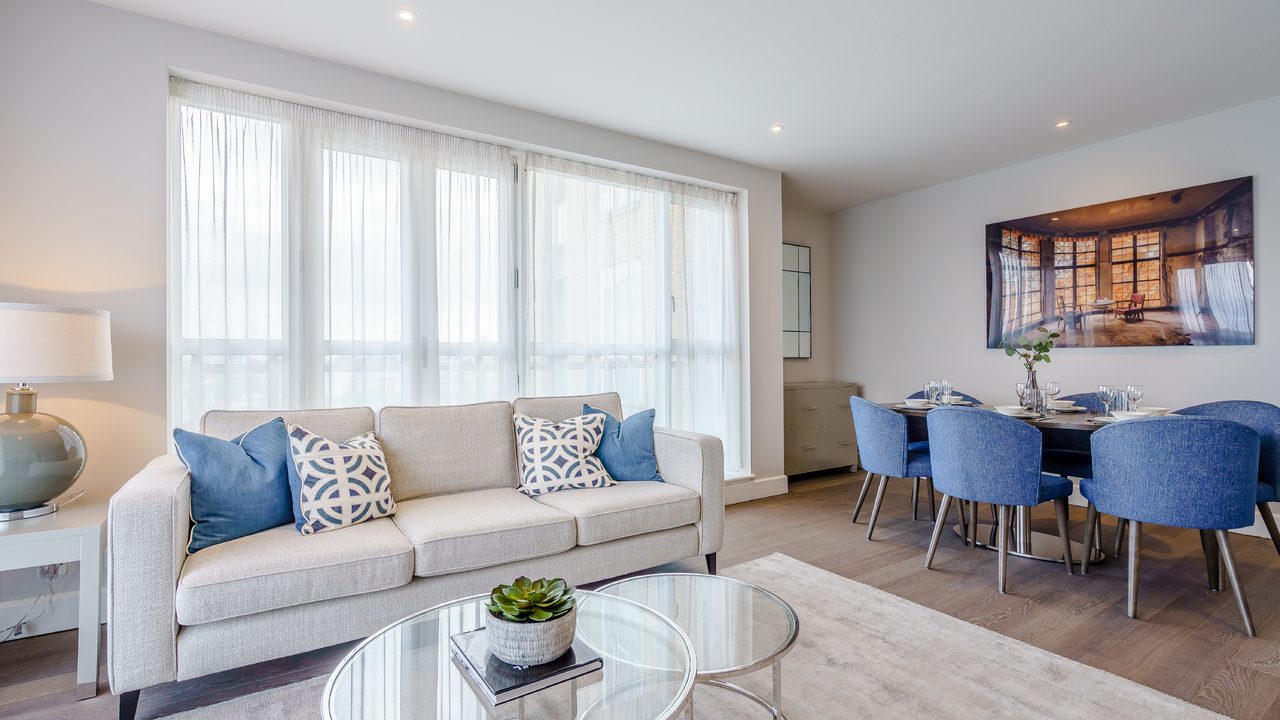 Waterfront apartment with a pool in London E14