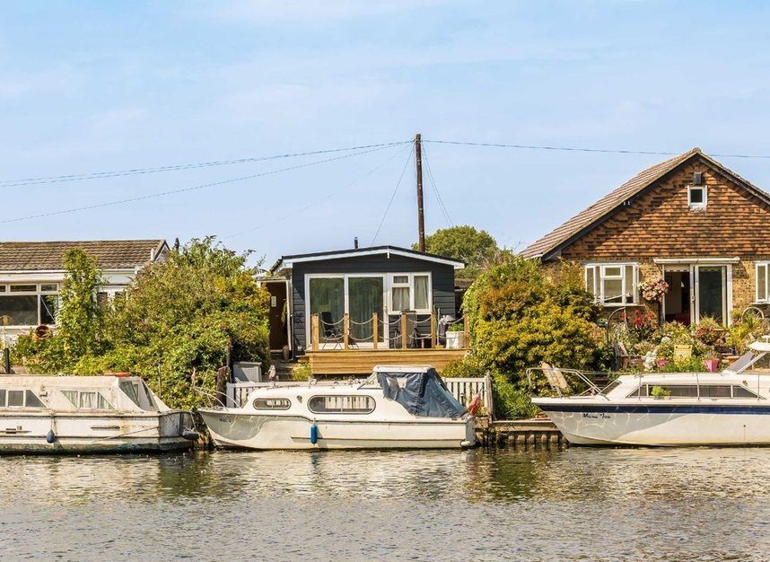 House with a mooring in Thames MeadowShepperton