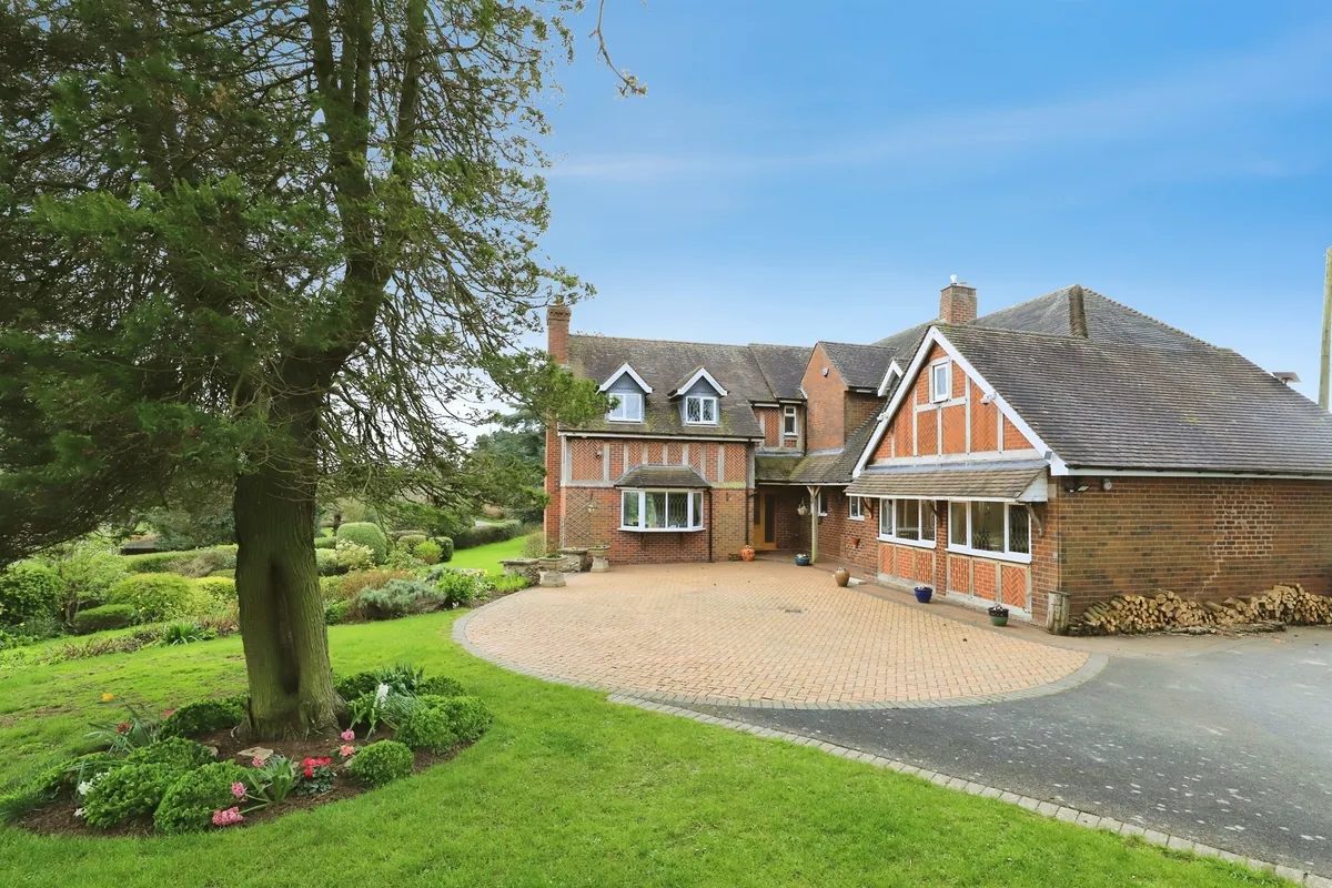 Bewdley: chain free detached house