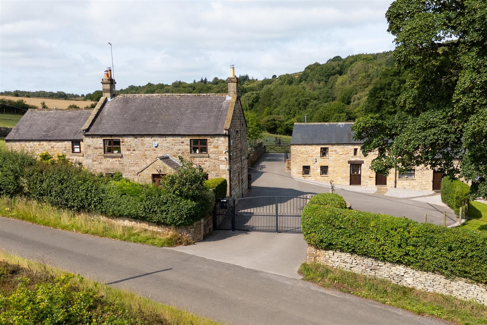 Peak District: equestrian with outbuildings
