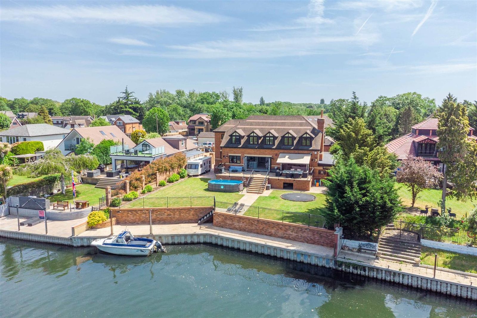 The Avenue, Wraysbury, Staines-Upon-Thames