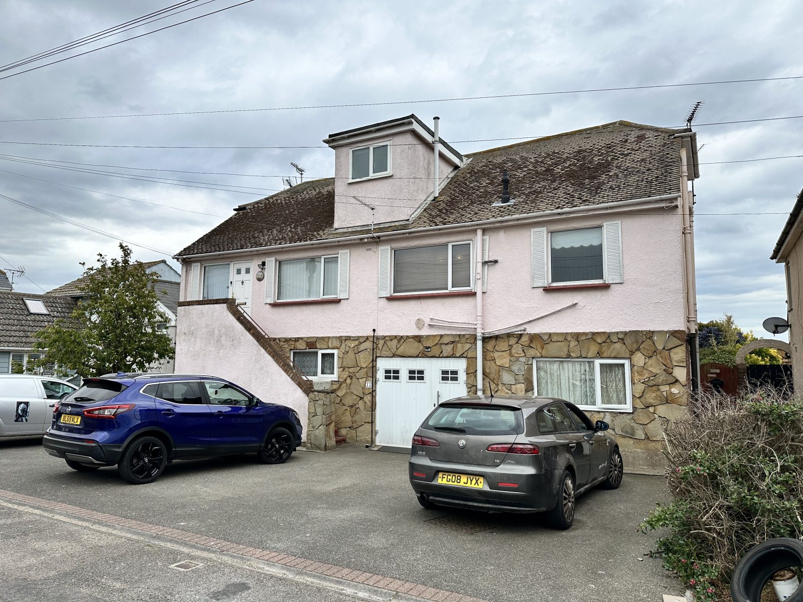 4 Bedroom Chalet Home with Direct Beach Access & Panoramic Sea Views