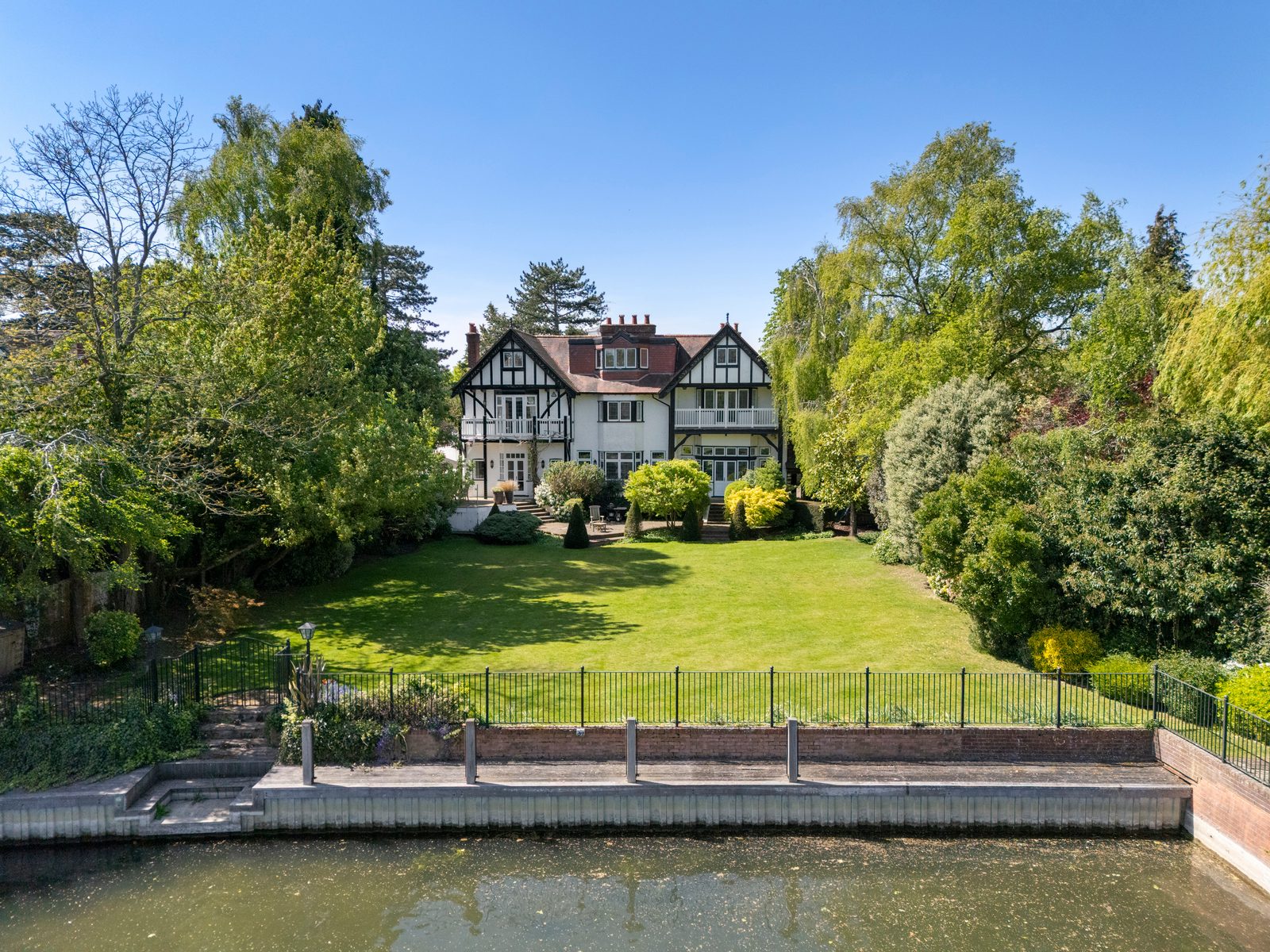 Waterfront house with a mooring in Little Fishery Substantial Edwardian Riversid