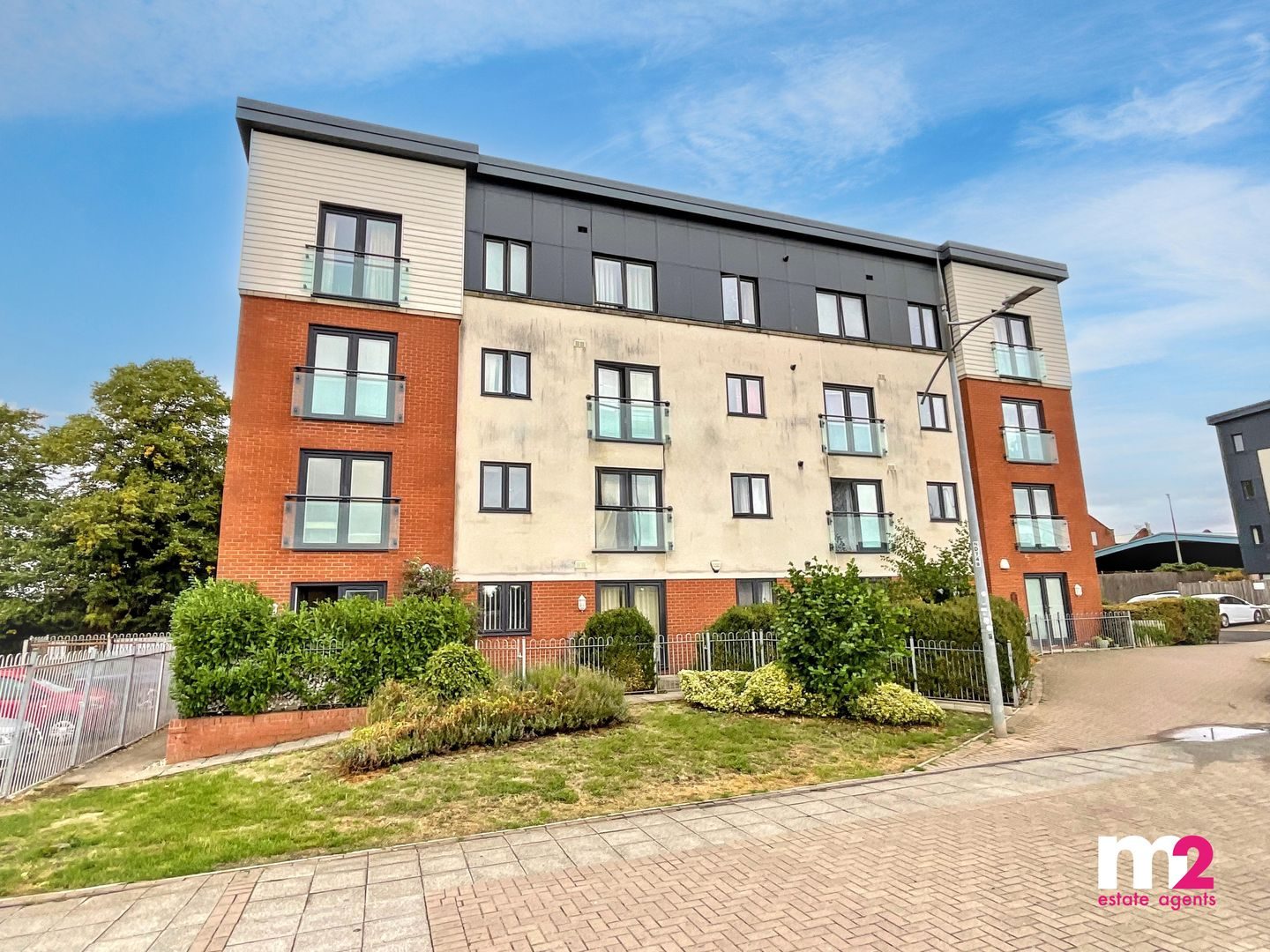 Chain free waterfront apartment, Newport
