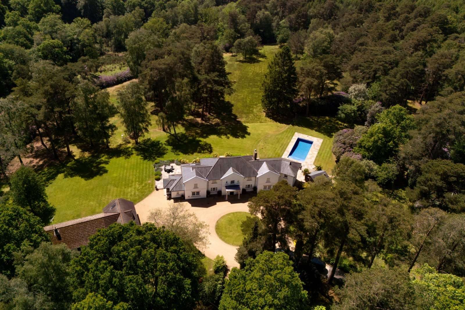 Cottage with a pool in Haslemere
