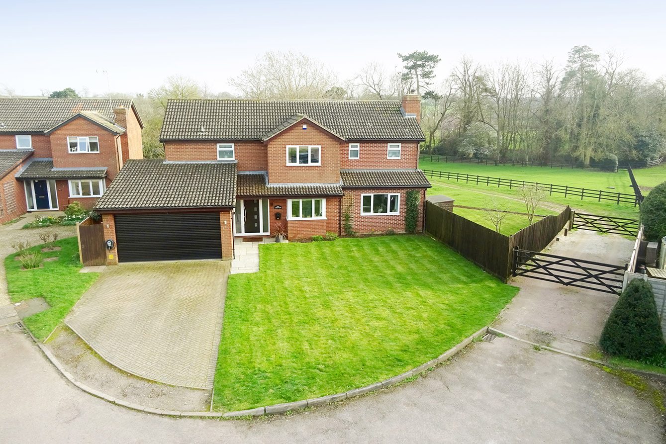 Chain free equestrian, Clipston