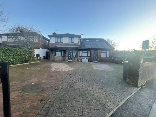 Parking on Powderham Dr, CF11