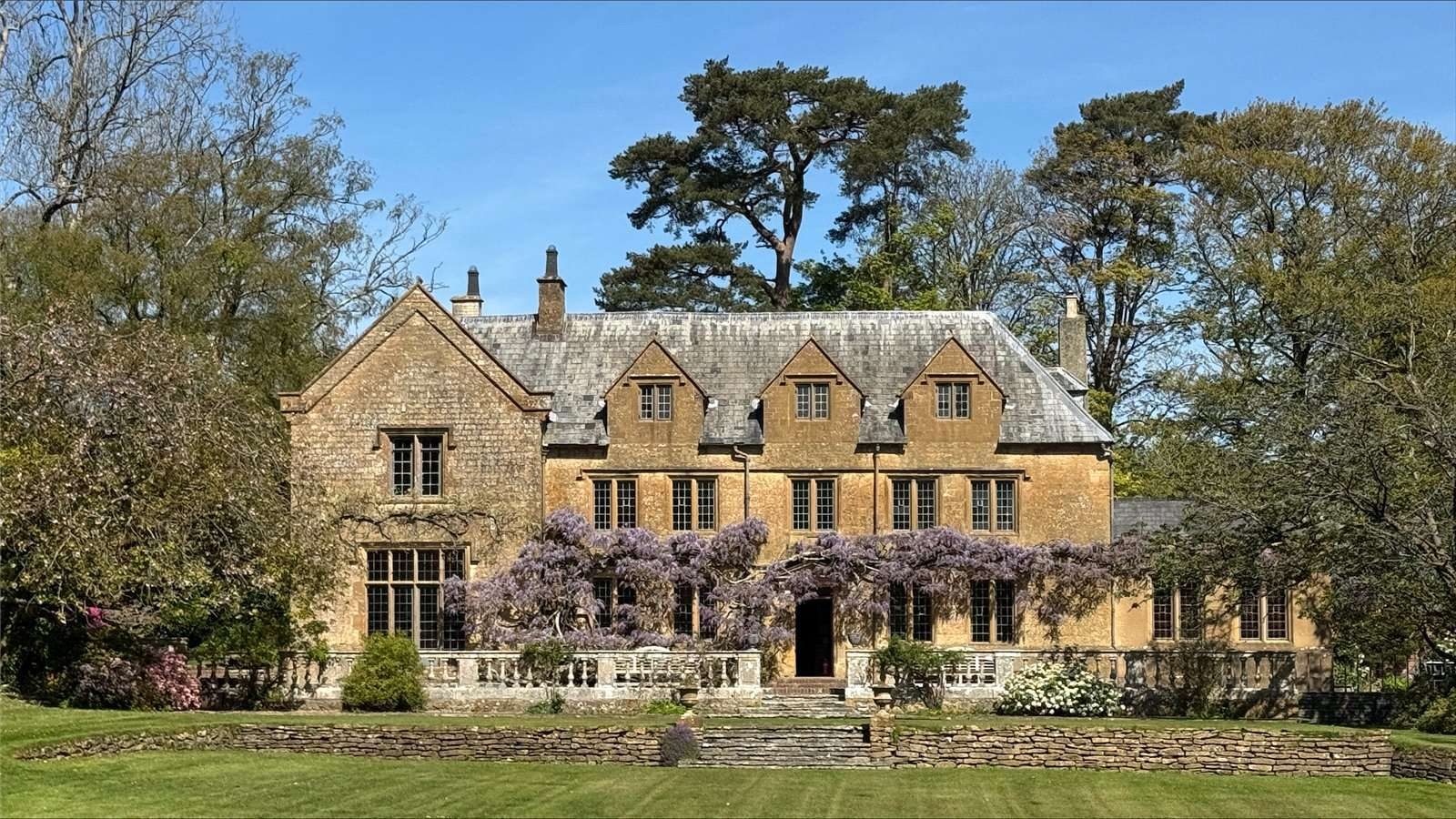 Country house with a pool in Beaminster