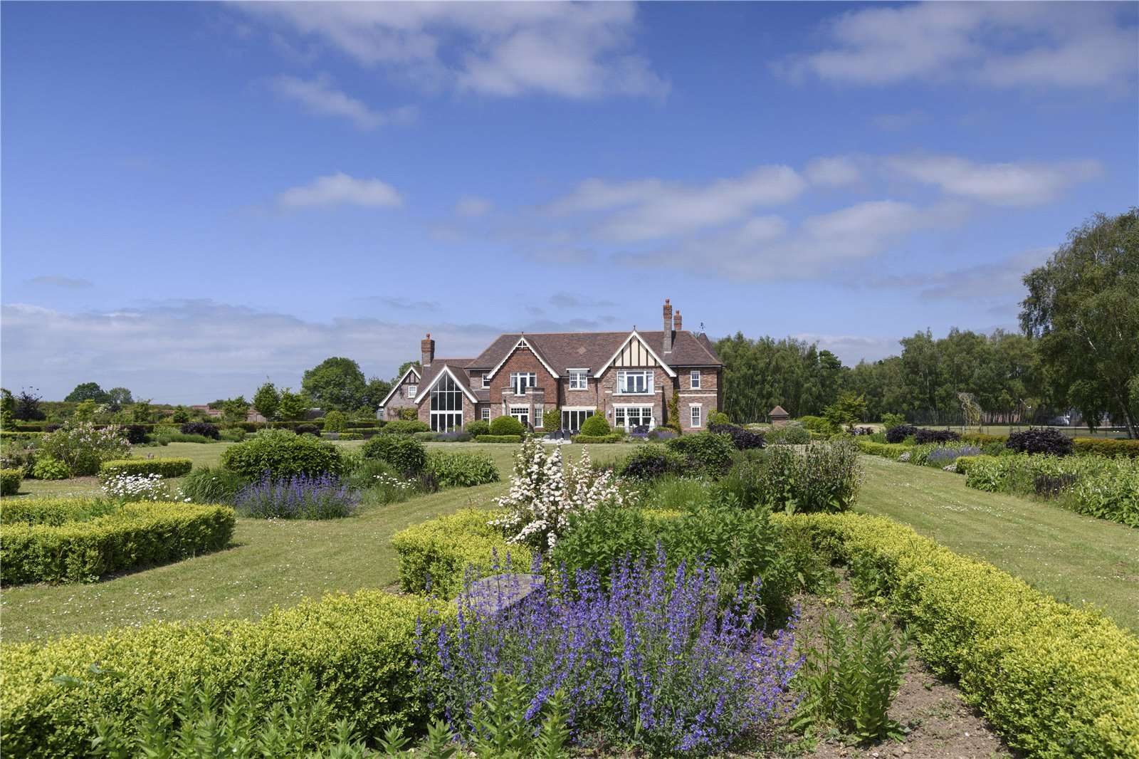 Country house with a pool, Latimer