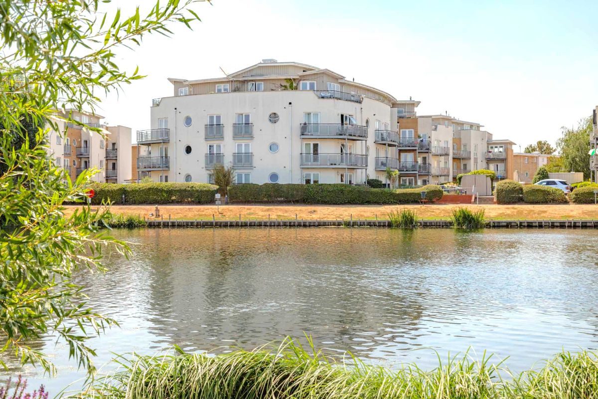 Bridge Wharf, direct River views
