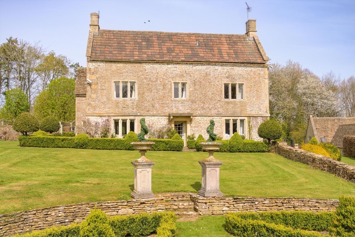 Country house with a pool in Wiltshire SN14