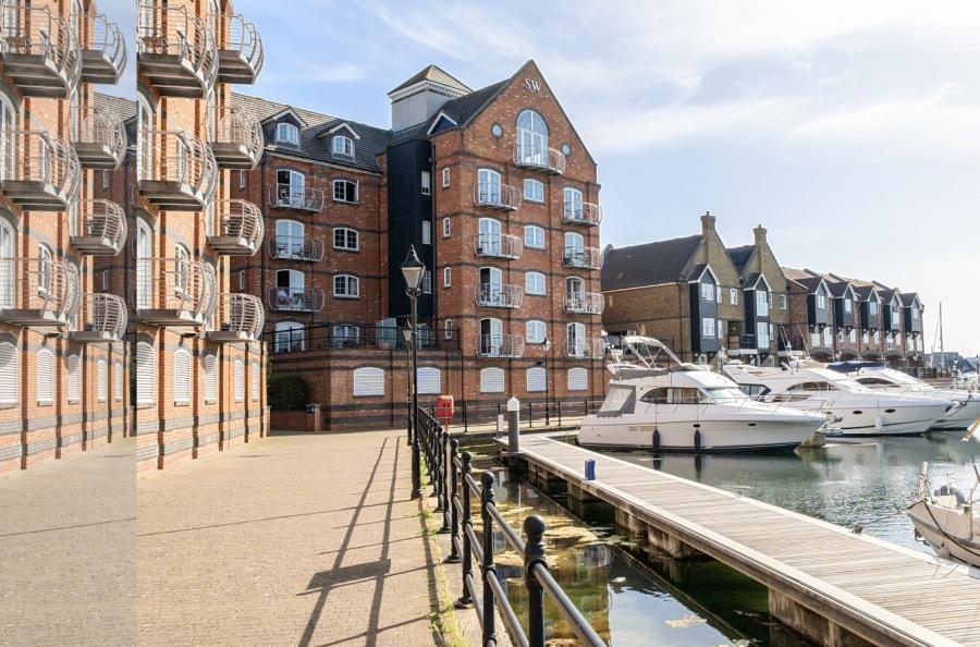 Silver Strand West, Sovereign Harbour North, Eastbourne, East Sussex, BN23