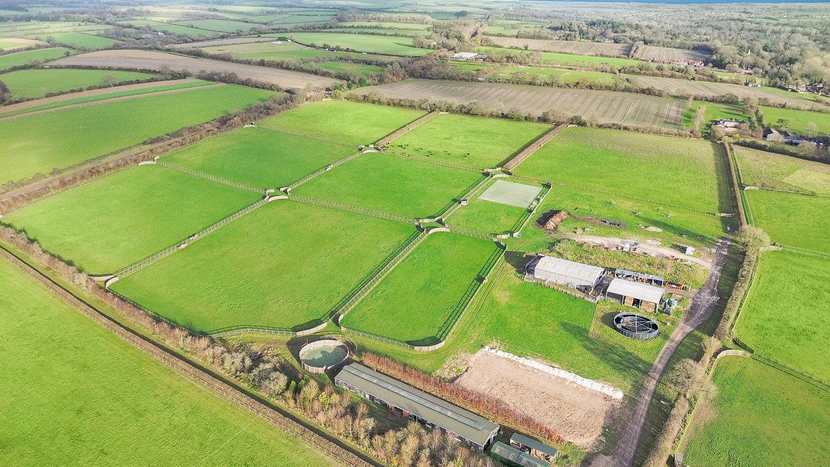 Maisonette with outbuildings in Whitchurch