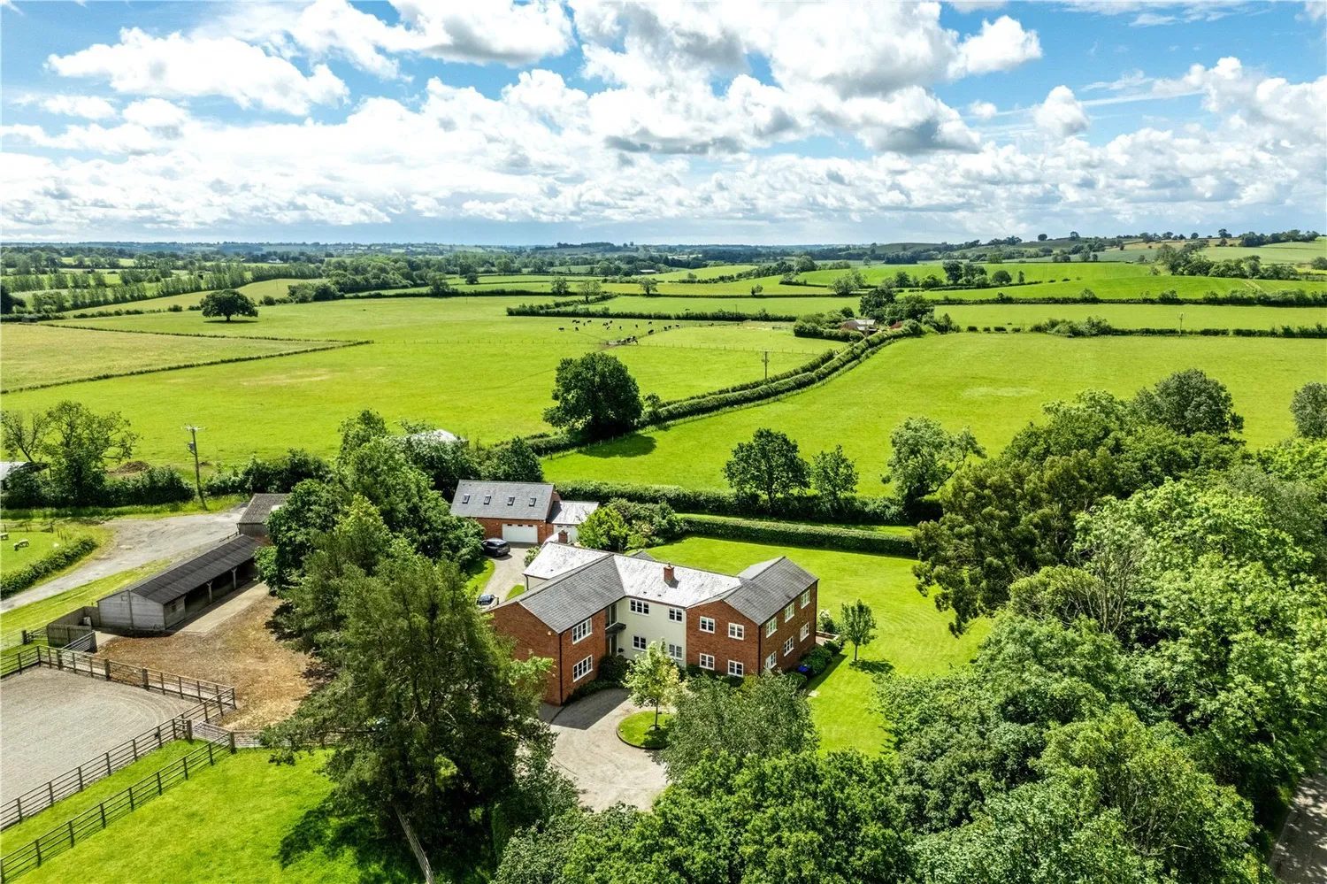 Daventry: equestrian with outbuildings