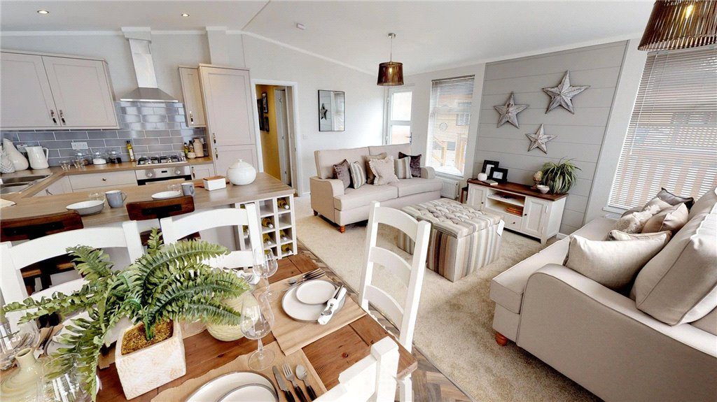 Delamere Lake 5-Star Sailing & Holiday Park: cottage with a mooring