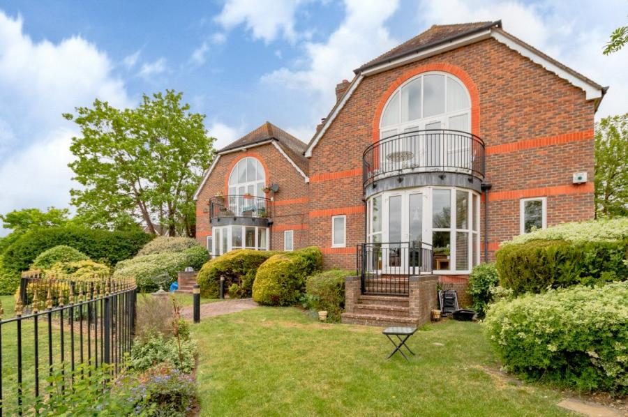 Chain free waterfront maisonette in Windsor