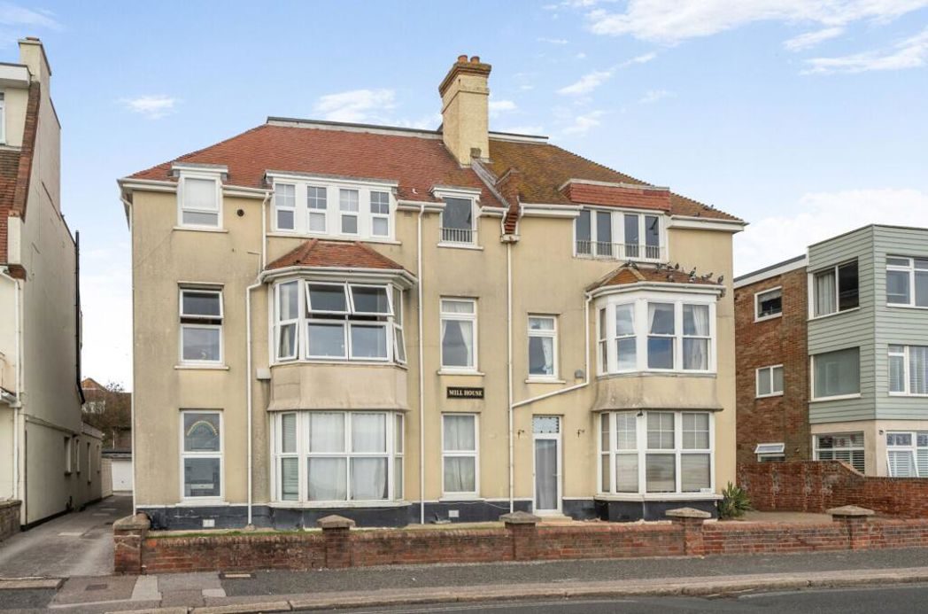 2 bed flat to buy in PO21