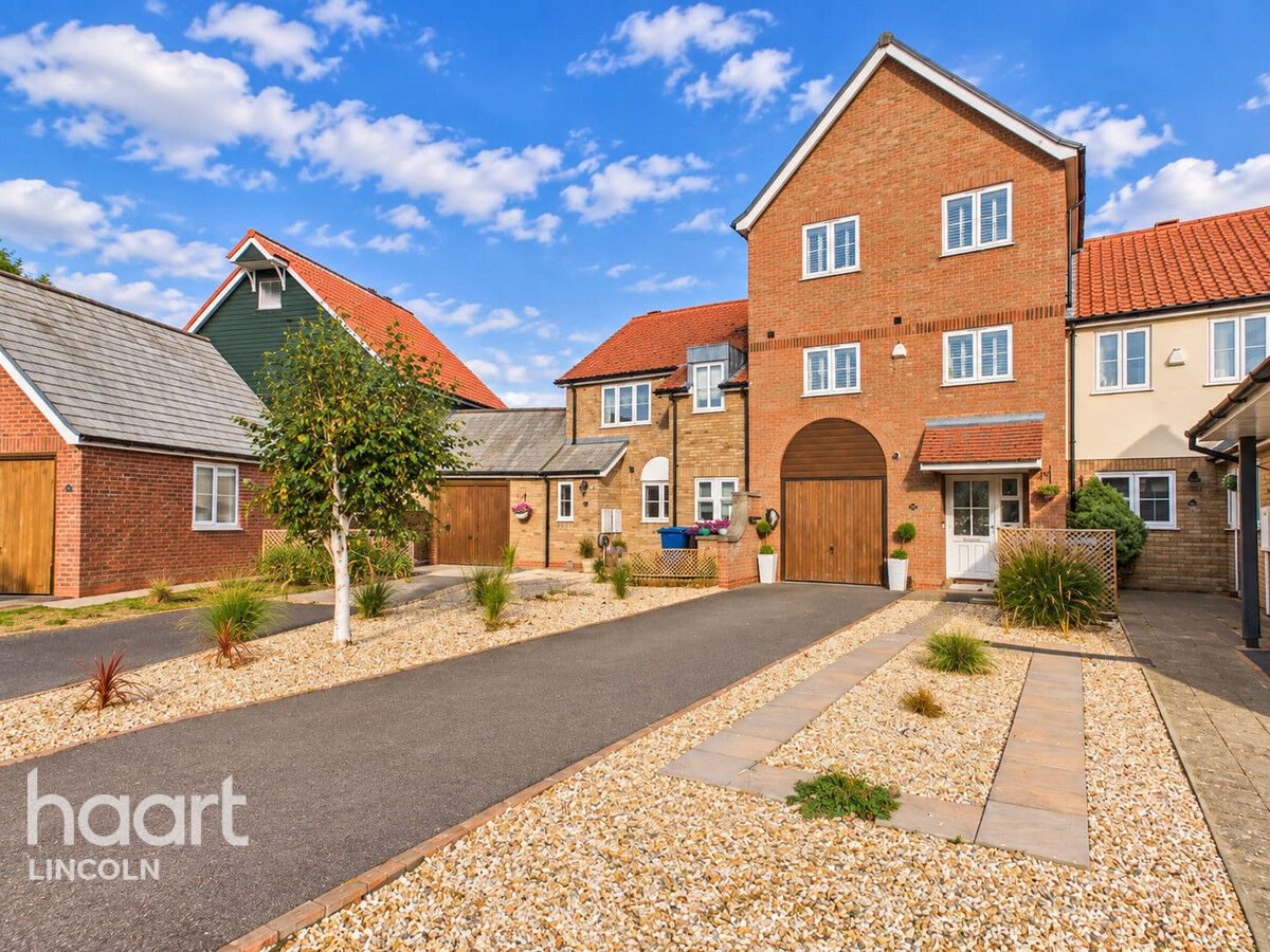 Townhouse with a mooring, Lincoln