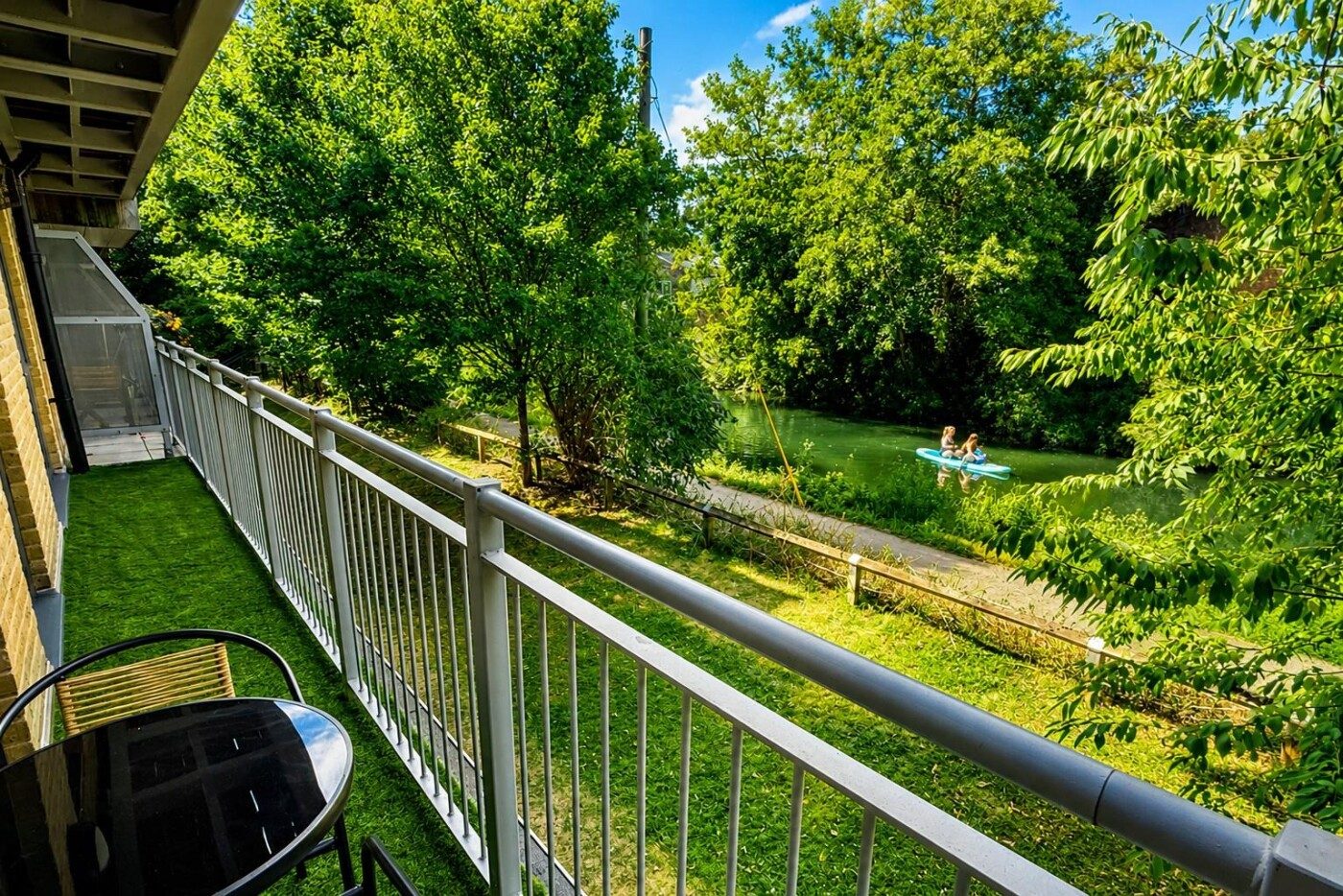 Chain free waterfront apartment in Hertford