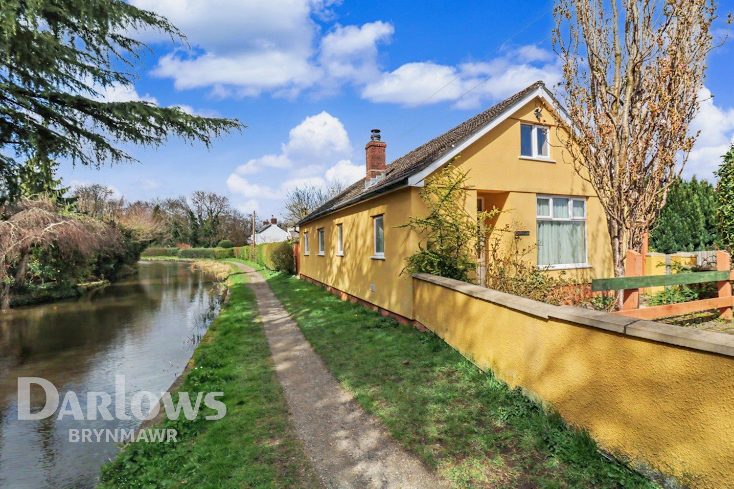 ABERGAVENNY: chain free waterfront bungalow