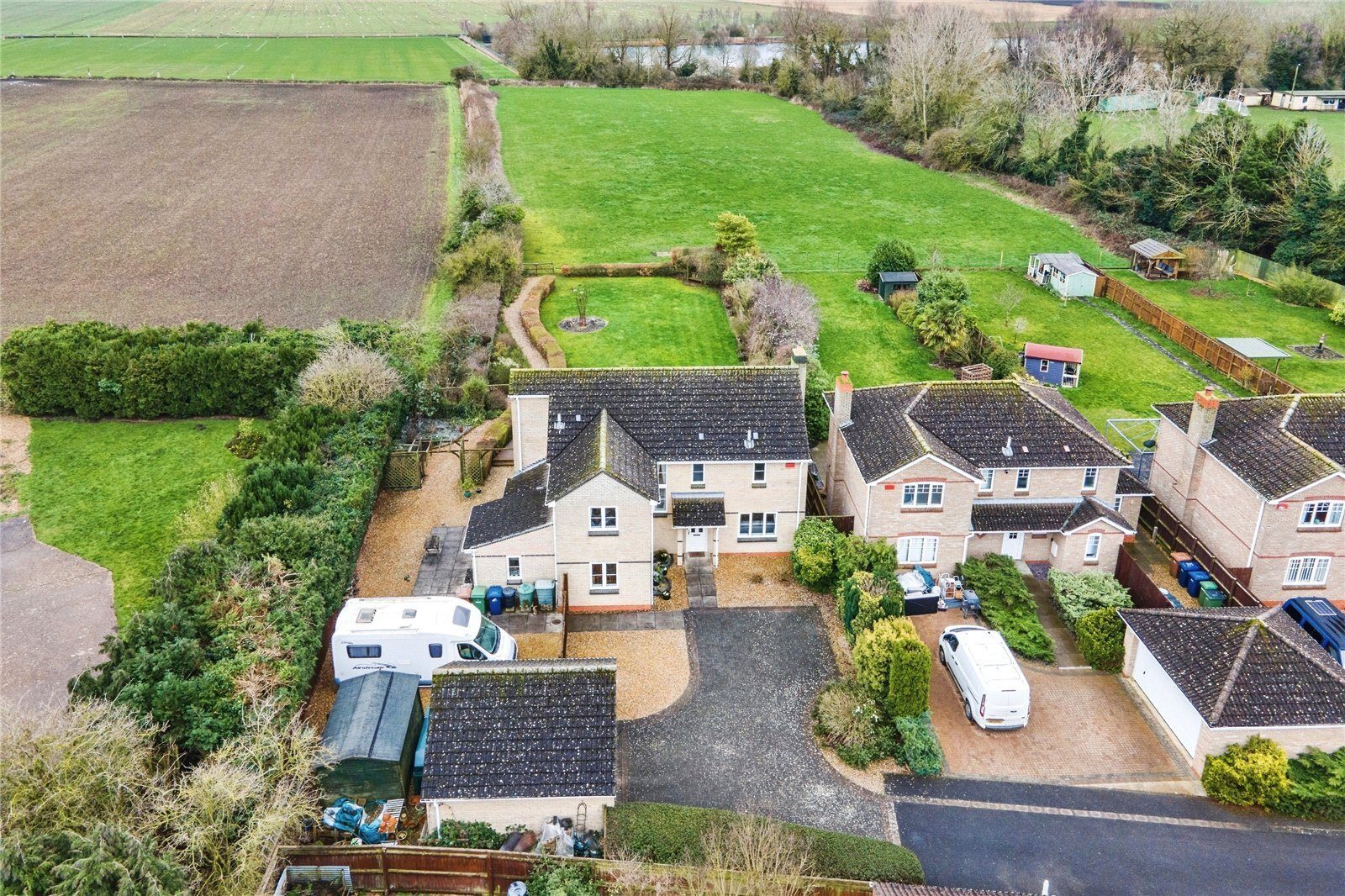 Cambrid: detached house with paddocks