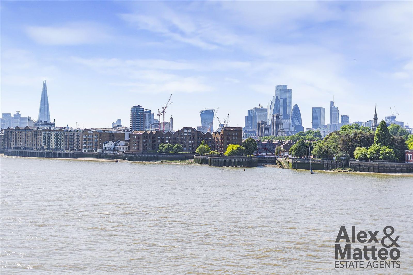 Waterfront apartment with a pool in Rotherhithe