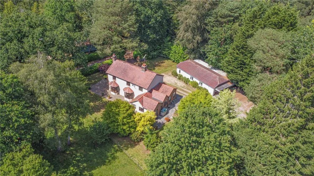 Detached house with paddocks in Nr East Grinstead