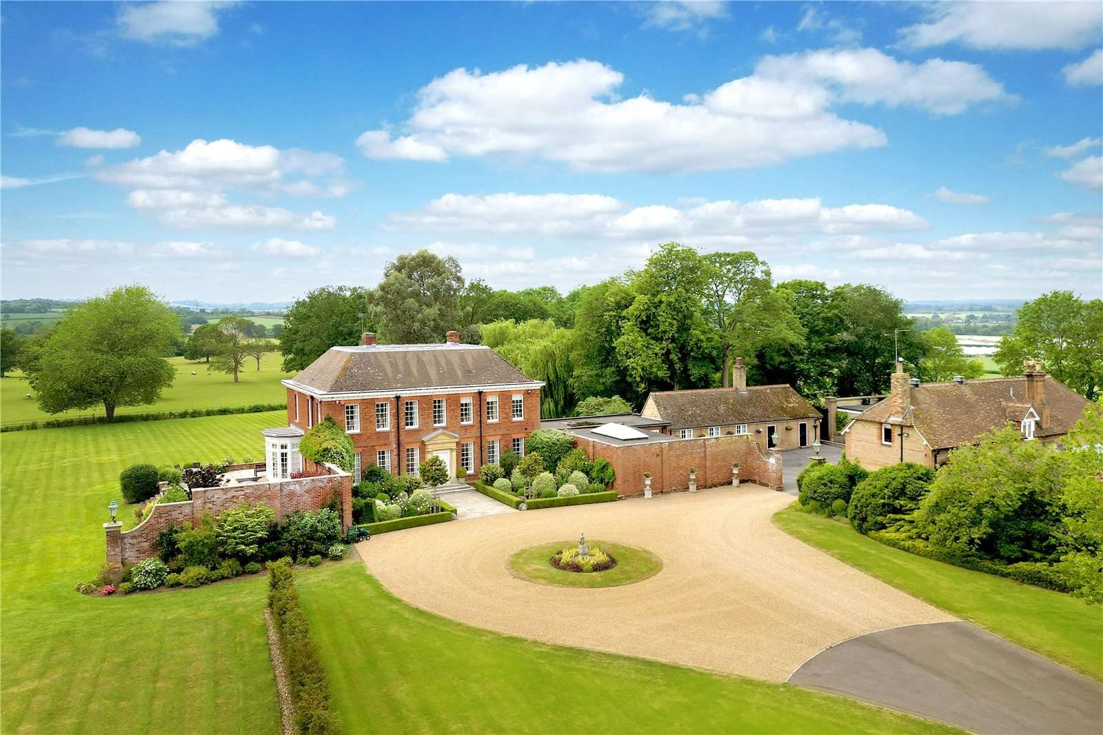 Country house with a pool, Pulloxhill