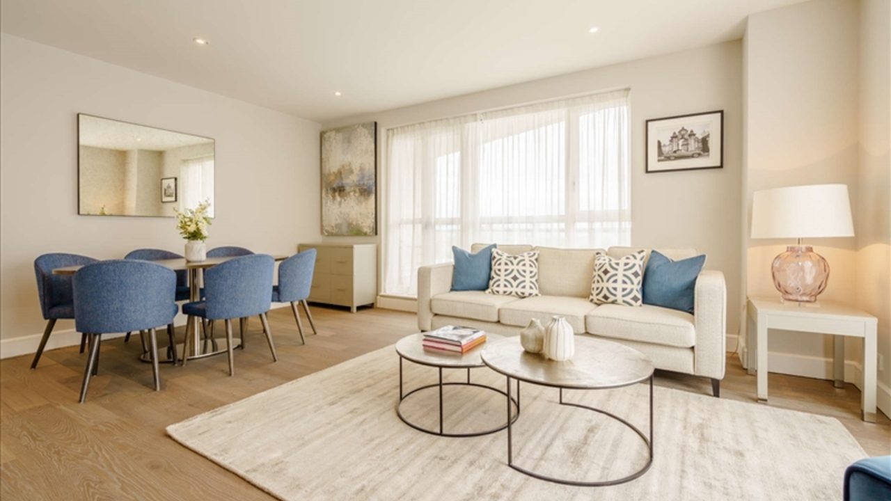 London: waterfront apartment with a pool